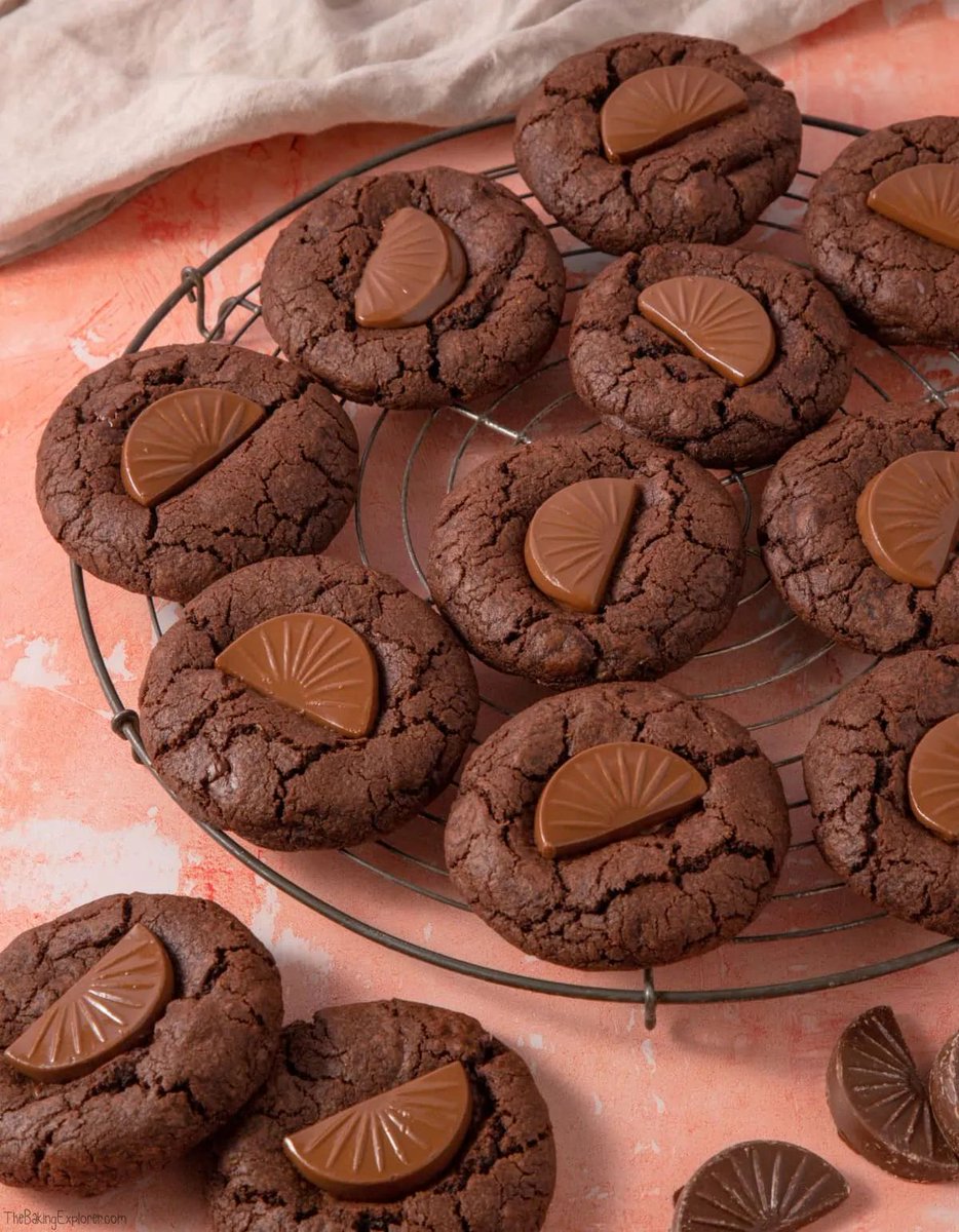 These Vegan Chocolate Orange Cookies are perfect for making for your dairy free friends this festive season! They are chocolate orange packed, gooey and absolutely yummy!! Get the recipe: buff.ly/3IbOK0m
