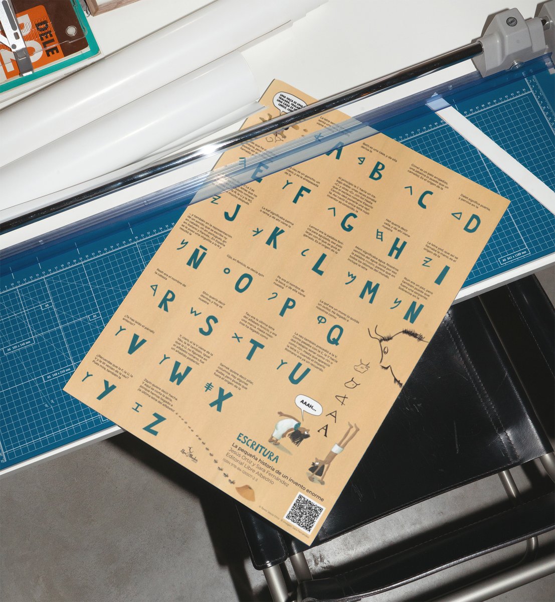 ¡Consigue este fantástico póster y aprende de forma sencilla el origen del alfabeto!

Y, si te quedas con ganas de más, no te pierdas “Escritura. La pequeña historia de un invento enorme”, donde descubrirás cuál es la raíz y la evolución de la escritura. 

editoriallibrealbedrio.com/promocion-lect…