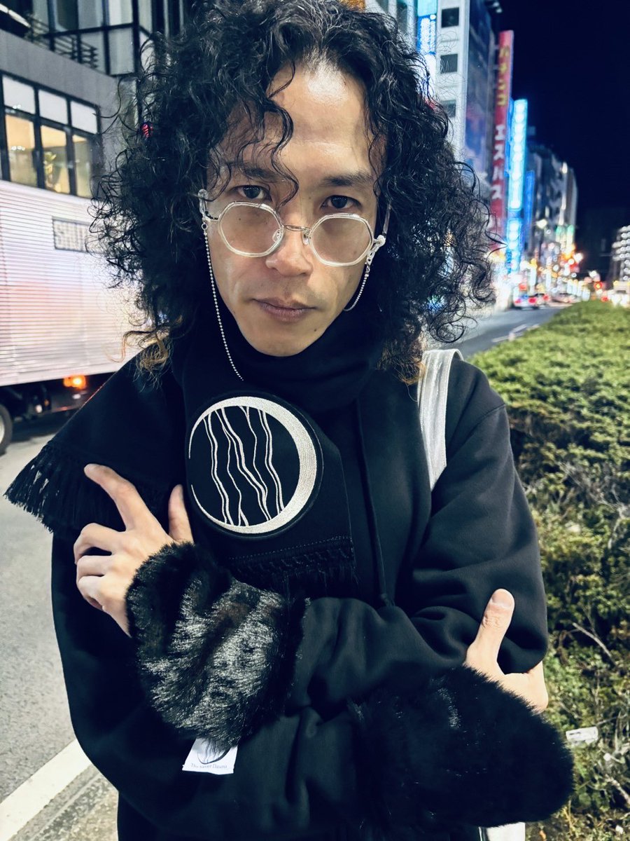 ネバドン新グッズ、みなさんの着用ショットをとても見たいので、お出かけのお供をさせてもらえる時はぜひ写真を撮って #ネバドン で投稿してくださいね🌙💐