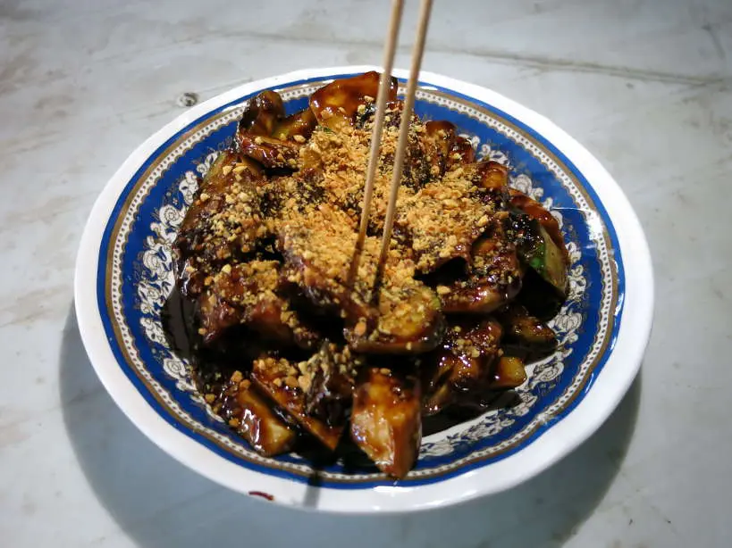 eatdrink75's tweet photo. 2/3 🇲🇾 🍜 🌶️ Other must eat foods are Chee Cheong Fun (Rice rolls), Oh Chien (Fried oyster), Hokkien Mee (prawn noodle soup), and Rojak (fruit salad)
#Georgetown #PenangHill #Hawker #ExplorePenang #PenangFoodie #PenangEats #FoodHeaven #FoodAdventure #StreetFood #CulinaryDelights