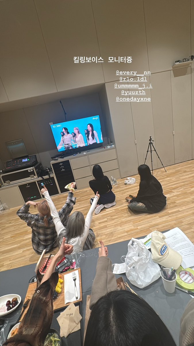 UMJIPROD's tweet photo. gfriend monitoring killing voice together 🥺 buddies are watching too, my girls. 🫶 https://t.co/DBAoxD4ZV2
