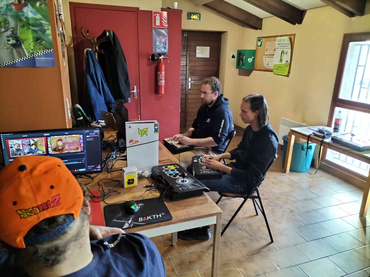 🚨MAJ Classement Général Pranking#2

🥉Le jeune loup <a href="/Fen0w/">Goldlewis#1Hater</a> intègre enfin le Top3

🤜 <a href="/Hynaros/">盗賊王Hynaros_Bloodmare</a> déboule dans le Top8 grâce à ses perfs sur T8

Suite à un heureux événement <a href="/Shield1111/">MG13|Shield</a> n'était pas présent au dernier Pranking mais reste quand-même le 👑
L'insolent 😭

Bonnes fêtes