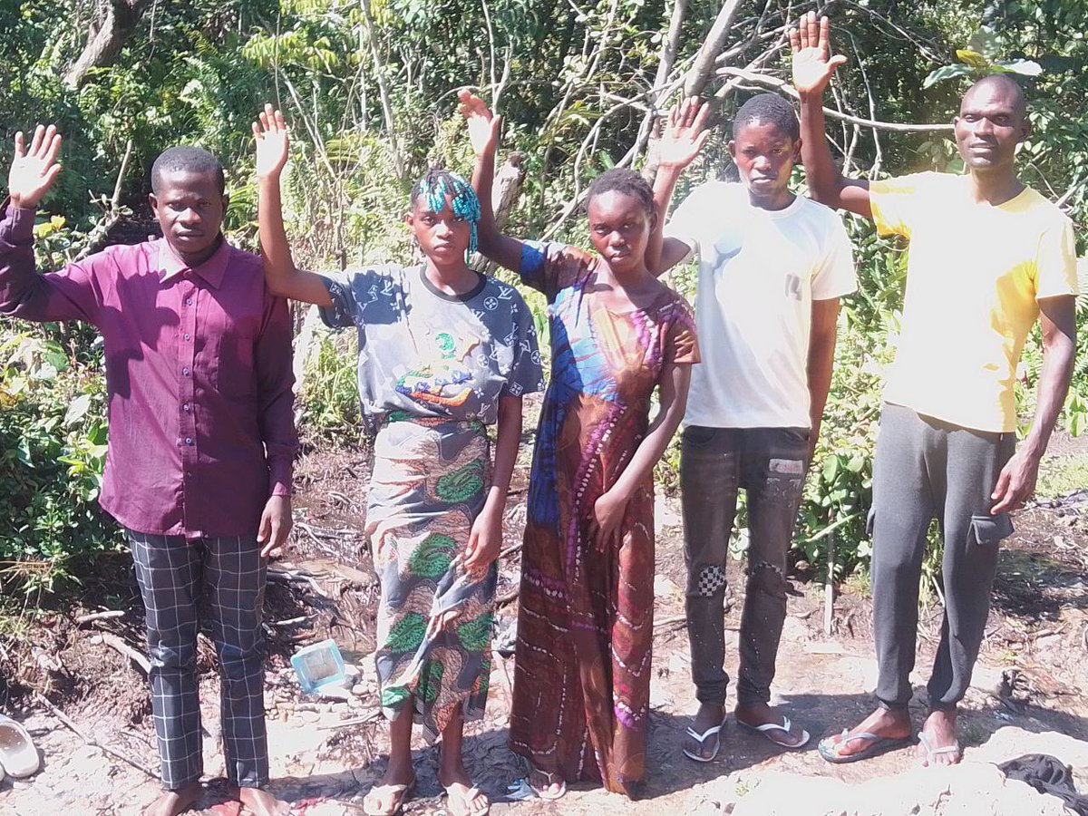 CristaosAngola's tweet photo. 📌 | BATISMO DA RESTITUIÇÃO EM ANGOLA 🇦🇴.

Pela graça mais três almas foram restituidas recebendo o seu batismo na congregação do Lucapa província da Lunda Norte. https://t.co/WtpnmxFKcW