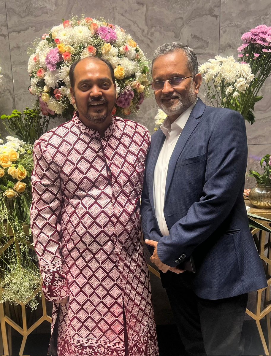 pankaj__narayan's tweet photo. डिजिटल पत्रकारिता की दुनिया को एक नया ज़माना देने वाले @ajitanjum जी दिल्ली के एक शादी समारोह में मिले। कई साल बाद देखते ही गले से लगा लिया।
कितना अच्छा होता है सालों बाद अपनेपन से मिलना और इकट्ठा हो जाना। फिर अपनी दुनिया में बंट जाना यह कहते हुए कि 'टच में रहेंगे'।  🙏 https://t.co/r9VPSCyLb6