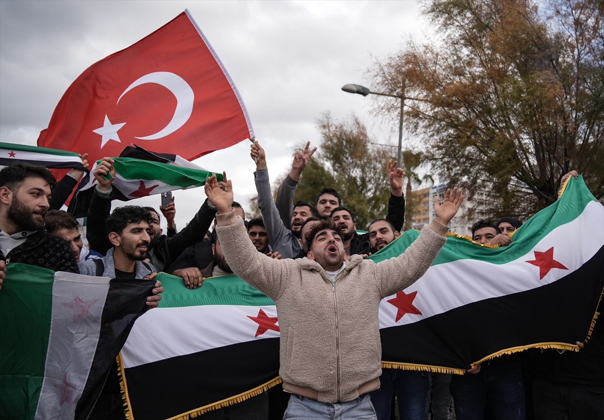 İstanbul’da yaşayan Suriyeliler anlatıyor: 

💬“Colani, yarın sakalını tıraş edip ‘Ben cihatçı değil Suriyeliyim’ derse şaşırmayız.”

💬“Tamamı üniversite mezunu, İstanbul’da birkaç işletmeye sahip, yarısı Türkiye vatandaşı olan ailem Suriye’ye dönmeyi düşünüyor."

💬"Suriye’ye