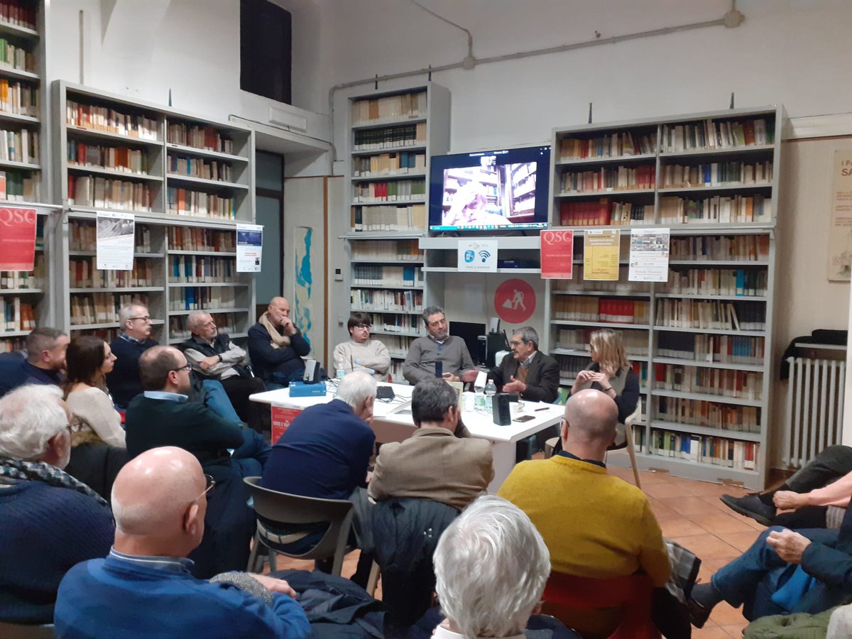 Isral1976's tweet photo. Il nostro salone gremito per l'incontro "Tra Stato e rivoluzione. Lenin e Togliatti protagonisti del XX secolo". https://t.co/yKBdmLR1Ms
