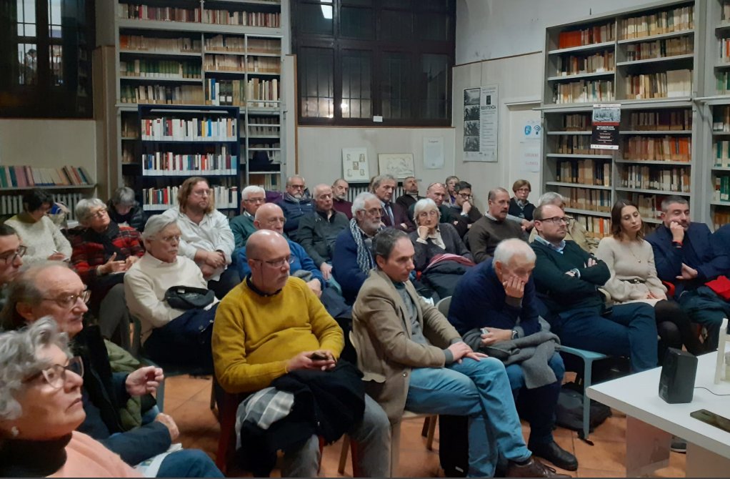 Isral1976's tweet photo. Il nostro salone gremito per l'incontro "Tra Stato e rivoluzione. Lenin e Togliatti protagonisti del XX secolo". https://t.co/yKBdmLR1Ms