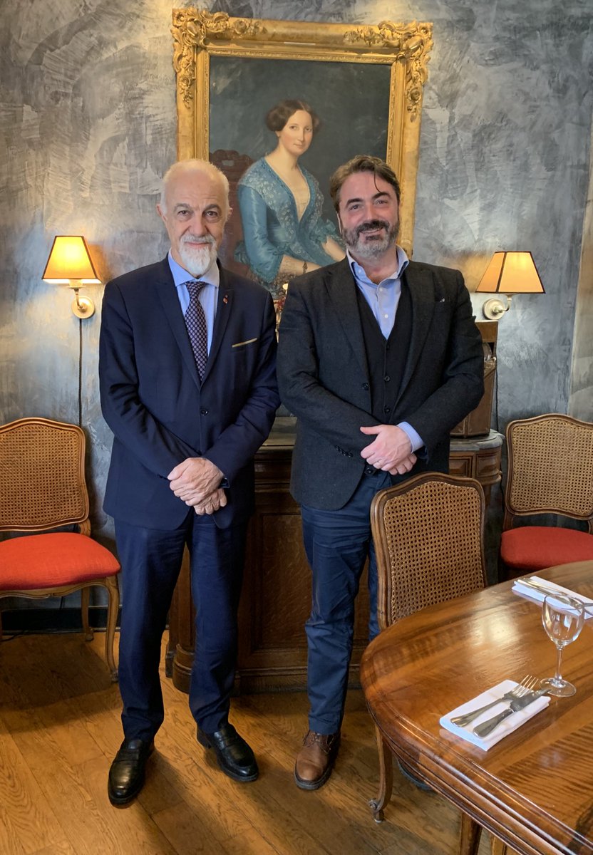 JMCambaceres's tweet image. Déjeuner avec Prince @JoachimMurat. Regrets que 2 décembre (sacre de #Napoléon,victoire #Austerlitz) n’ait pas été +commémoré en #France. Évocation vin «Officier Cambacérès» La Gravette @de_la16842 .Relance du Rayonnement International Napoléonien:Asie,Afrique. #CharlesBonaparte.