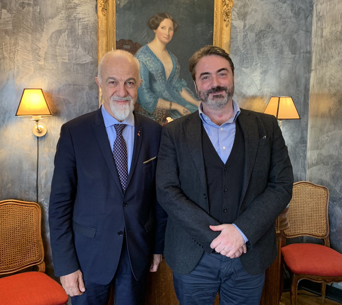 JMCambaceres's tweet image. Déjeuner avec Prince @JoachimMurat. Regrets que 2 décembre (sacre de #Napoléon,victoire #Austerlitz) n’ait pas été +commémoré en #France. Évocation vin «Officier Cambacérès» La Gravette @de_la16842 .Relance du Rayonnement International Napoléonien:Asie,Afrique. #CharlesBonaparte.