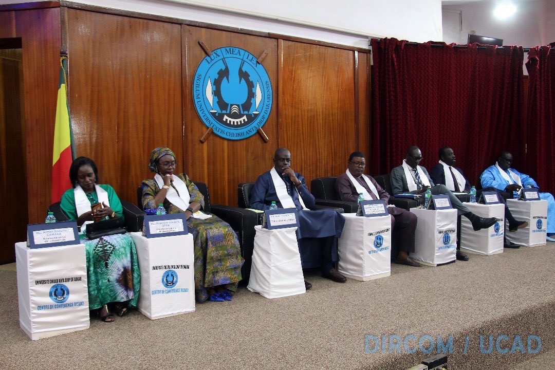 UCAD_Senegal's tweet photo. #GRADUATION_DAY🎓
Remise de diplômes à 4 promos
#ESEA_UCAD
47e, 48e, 49e & 50e promo qui avaient pour parrains des produits de l’école
Une occasion de rappeler l’importance de s’armer de valeurs mais aussi une invite à bien représenter l'ESEA partout
#ucad #kebetu #comdigitale https://t.co/N06HXMdzFt