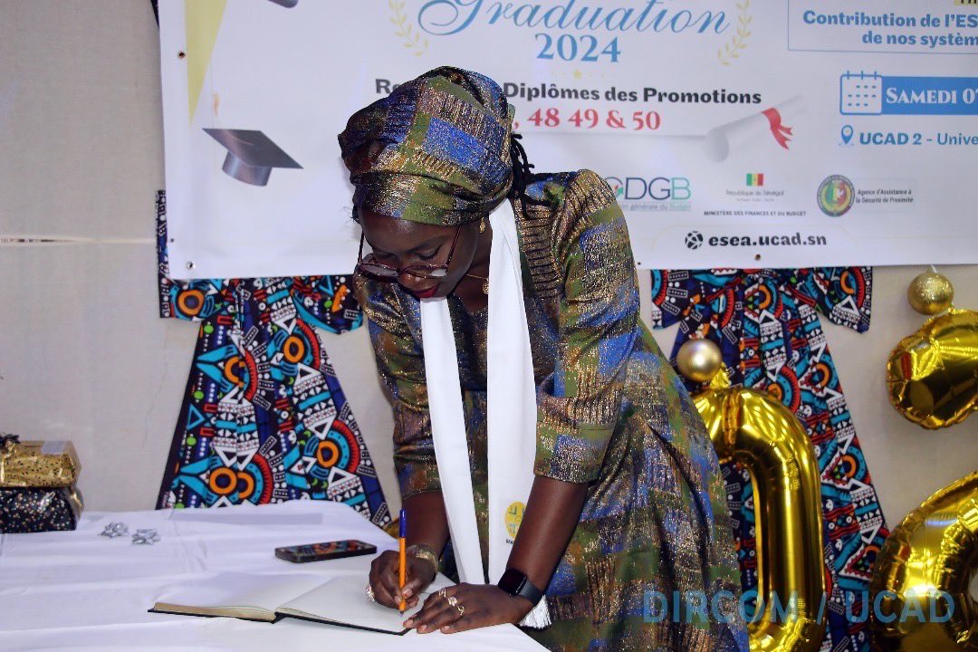 UCAD_Senegal's tweet photo. #GRADUATION_DAY🎓
Remise de diplômes à 4 promos
#ESEA_UCAD
47e, 48e, 49e & 50e promo qui avaient pour parrains des produits de l’école
Une occasion de rappeler l’importance de s’armer de valeurs mais aussi une invite à bien représenter l'ESEA partout
#ucad #kebetu #comdigitale https://t.co/N06HXMdzFt