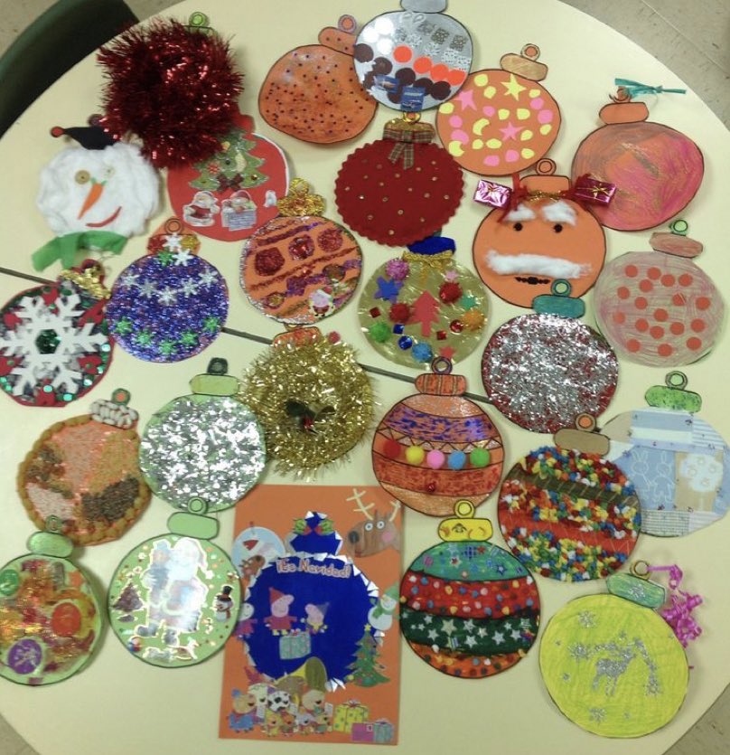 Buenos días, hoy el alumnado de CEIP Lasima, ha realizado estas preciosas bolas de navidad personalizadas, para ponerlas posteriormente en el árbol que montaremos el profesorado para decorar la entrada de clase. Empezamos la semana súper navideños!🎄