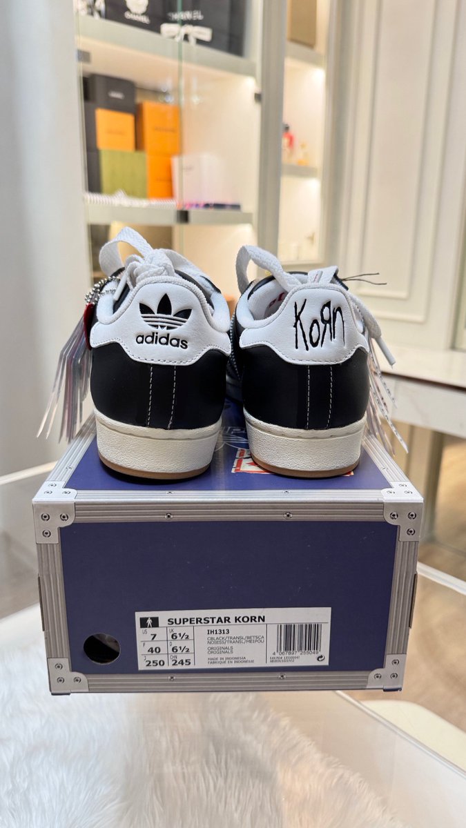hlauvb's tweet photo. รองเท้า adidas x korn น้องออมน่าจะได้มาเยอะ นี่ก็ให้น้องไปตอนงานรับปริญญา 🫶🏻 แต่ชอบมากน้องออมใส่แล้วดูดีสุดๆๆ ✨

#���อมกรณ์นภัส #ormkornnaphat https://t.co/vbPyUbp6As