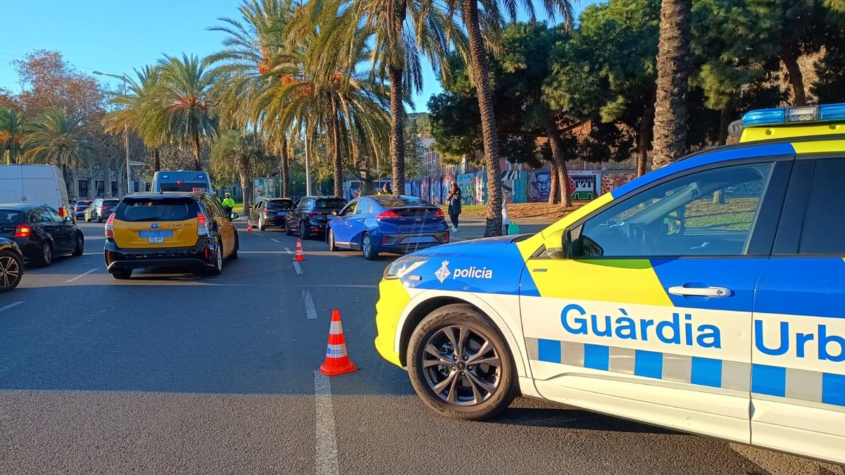 ✋👮 Ahir, en un control d'inspecció de #VTC, vam revisar 25 vehicles, dels quals 21 van ser retirats de la circulació per manca d'autorització municipal per a aquest tipus d'activitat. A més, 3 conductors van donar positiu en la prova del drogotest (cocaïna i THC).

#gubUCT