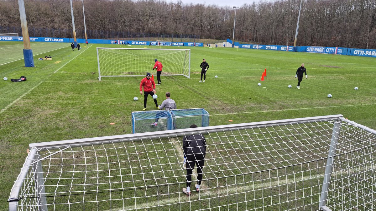 NiklasHeiden's tweet photo. Öffentliches Training bei #HolsteinKiel vor dem Duell bei #Gladbach. Keeper Timon #Weiner und Marvin #Schulz (Belastungssteuerung) fehlen. Ebenso fehlen die länger verletzten Timo #Becker (gebrochener Zeh) und Patrick #Erras (Gehirnerschütterung). #KSV https://t.co/owCjbggIXE