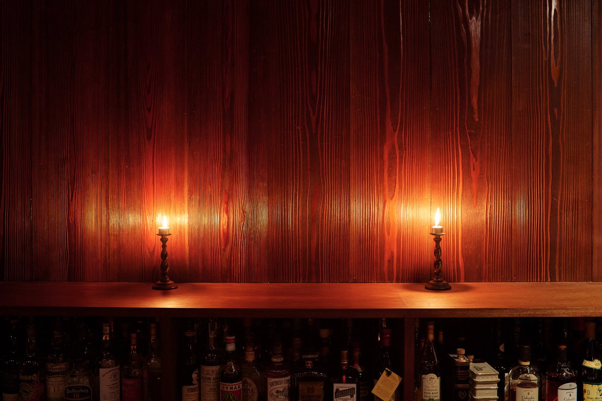 育てていく深紅のbar　-完成しない改修 -
余白のバックバー 
photo : yasuhiro takagi