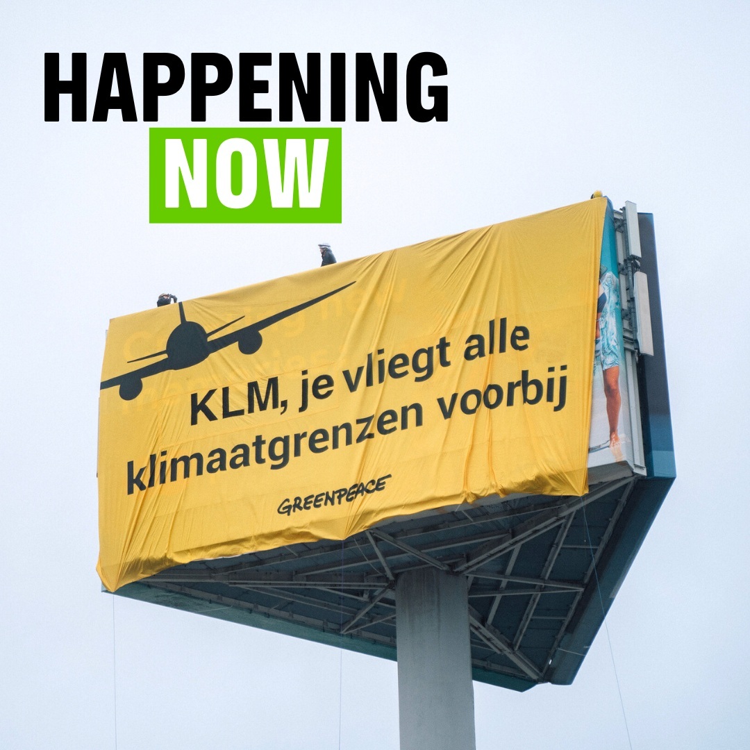 BAM 💥 die hangt. Vandaag voeren we op Schiphol actie tegen het gevaarlijke egoïsme van KLM ✈️.

De reclames van KLM over duurzamer vliegen en de gebroken klimaatbeloftes zijn schaamteloos! Daarom klommen actievoerders voor dag en dauw in deze mega advertentiezuil op Schiphol.