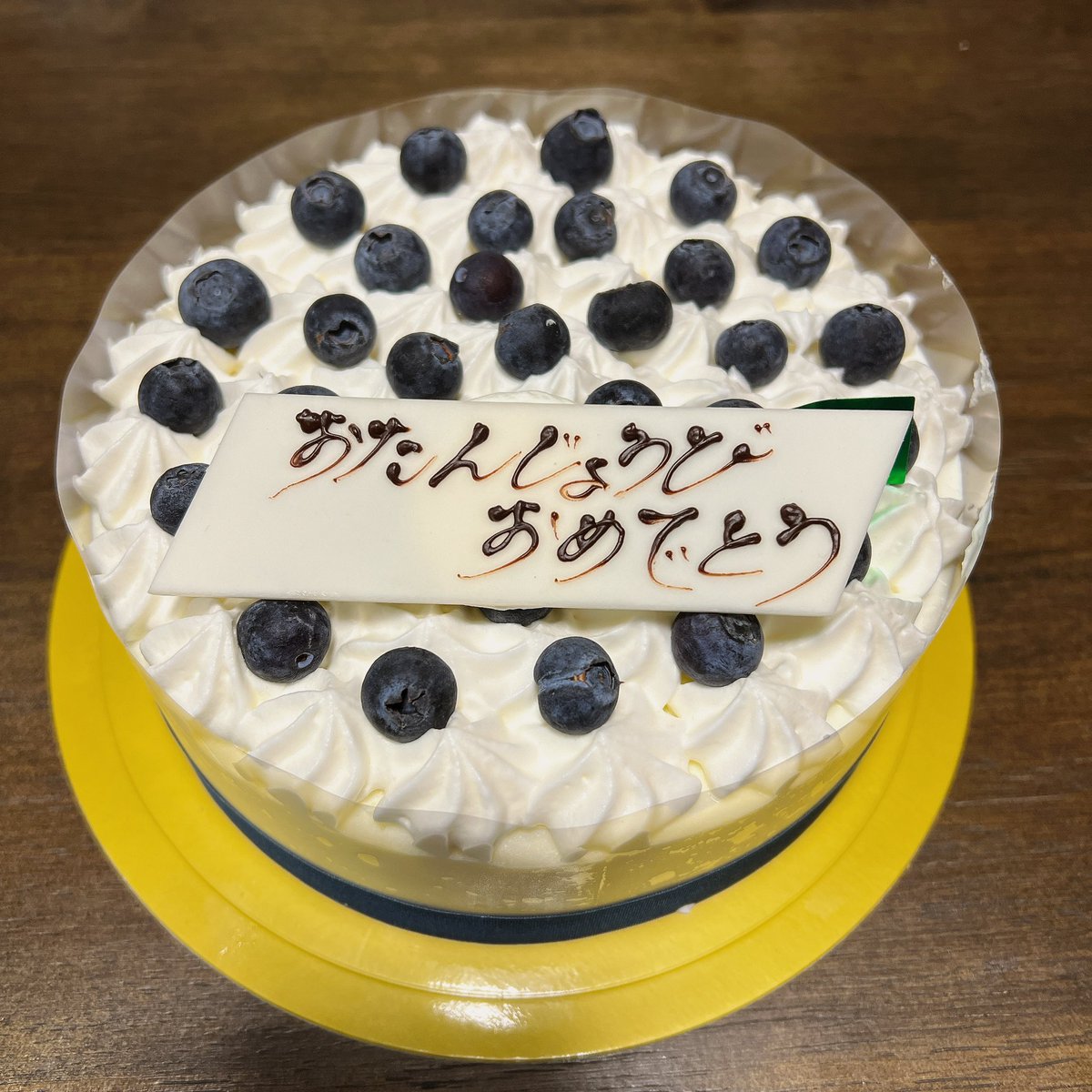 sazanami1027's tweet photo. 今年も伯父さんから母へ誕生日ケーキが届いた🎂 https://t.co/N28rBYWHgU