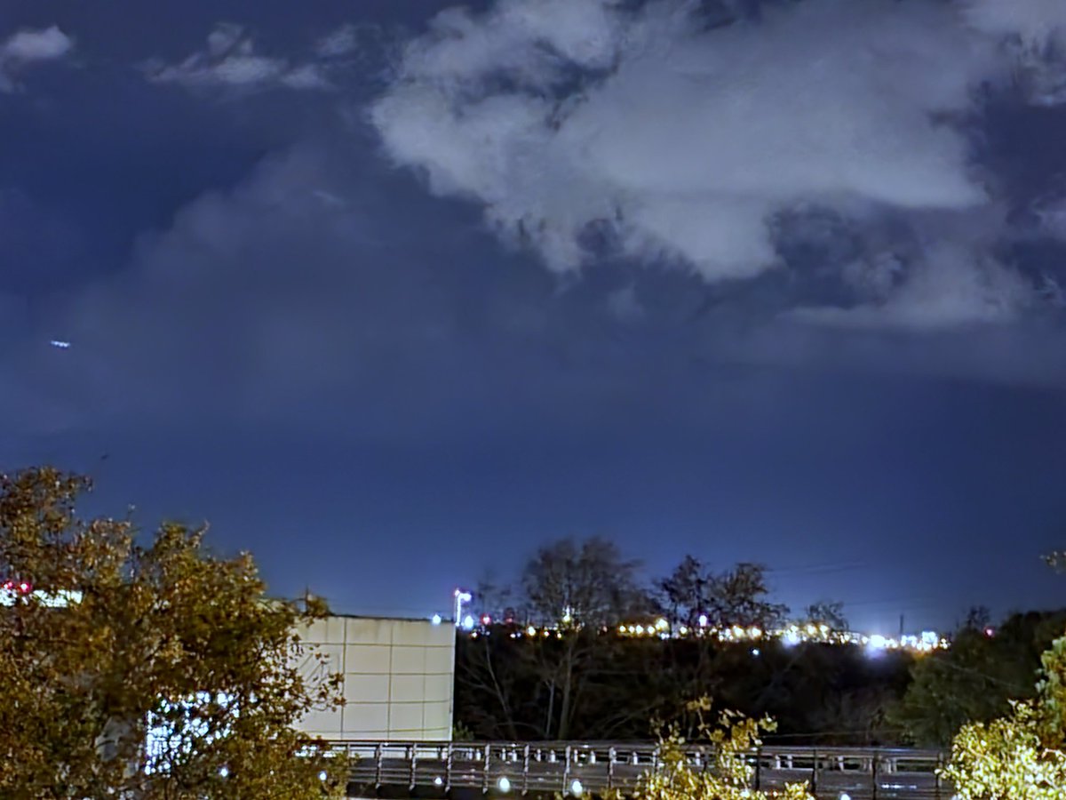 meteoecovisual's tweet photo. En la primera foto #cumulo #congestus frente la costa de Barcelona la pasada noche. En las siguientes nubes medias y bajas que dejaban ver la luna desde Sant Boi
#santboi
#santboidellobregat
#baixllobregat #fotografíanocturna #meteorologia #nubes
#observadormeteorologico https://t.co/dRVUfajUAz