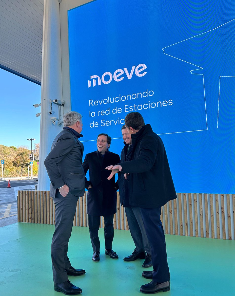 MoeveGlobal's tweet photo. La #transformación de nuestras estaciones de servicio es un paso clave en nuestra estrategia #PositiveMotion.

🔹Impulsamos la #MovilidadSostenible. 

Nos acompañan hoy el Alcalde, @AlmeidaPP_ @MADRID y el Secretario de Estado de Transportes y Movilidad Sostenible, @jasantano. https://t.co/Quc1X96itB