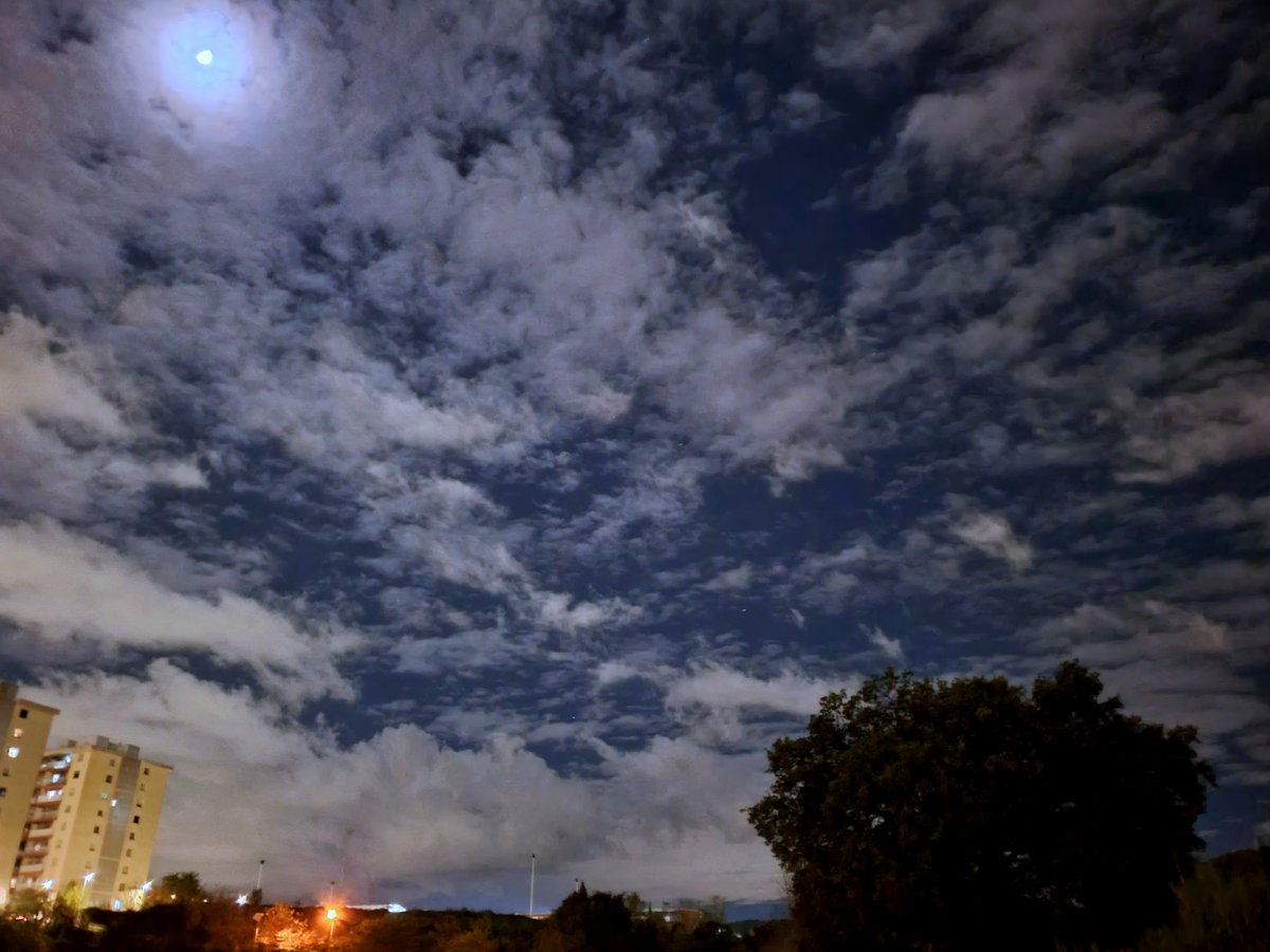 meteoecovisual's tweet photo. En la primera foto #cumulo #congestus frente la costa de Barcelona la pasada noche. En las siguientes nubes medias y bajas que dejaban ver la luna desde Sant Boi
#santboi
#santboidellobregat
#baixllobregat #fotografíanocturna #meteorologia #nubes
#observadormeteorologico https://t.co/dRVUfajUAz
