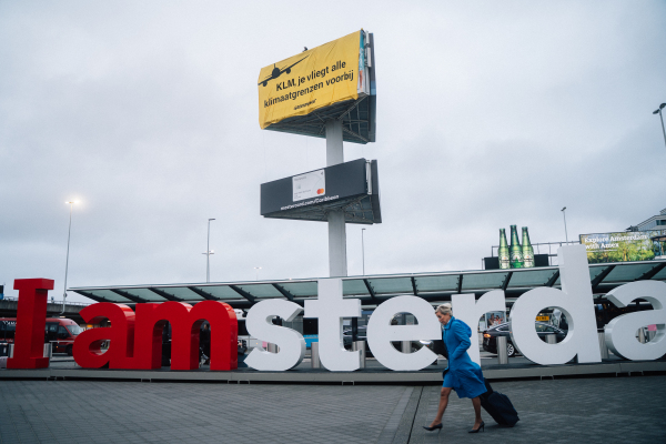 "KLM  ligt op ramkoers met het klimaat en wil midden in de klimaatcrisis  alleen maar méér gaan vliegen en vervuilen. Ondertussen vertelt het  bedrijf groene sprookjes over duurzame brandstof en schonere, stillere  vliegtuigen."