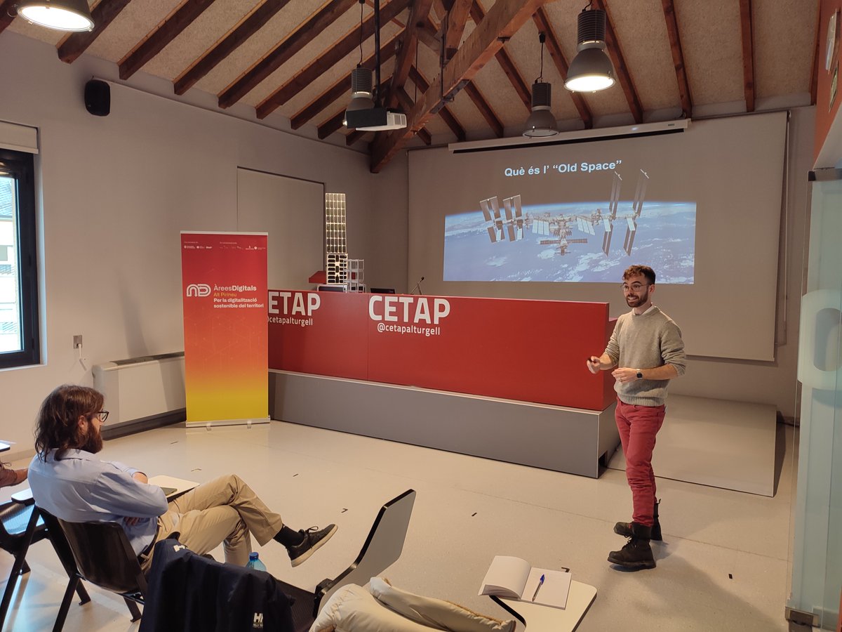 i2CAT's tweet image. 🎙️ Marcel Marín de l&apos;equip d&apos;#SpaceComms a #i2CAT va explicar com els satèl·lits milloren seguiment i control del territori, així com la cobertura en zones d&apos;ombra

🎙️ Isaac Llorens de @sateliot i Guillem Sánchez d&apos;@isardSAT han presentat exemples de transformació en sectors clau