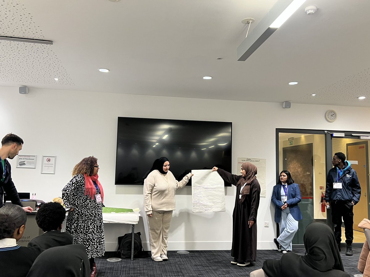 Luton Sixth Form College tweet media