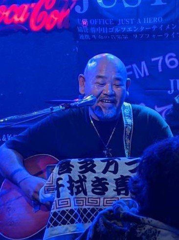 O_JAH_HiSA's tweet photo. 土曜は忘年会LIVEでした✨️
2部は忘年会&カラオケ
演者もお客様も呑んで唄って楽しみましたw
3部は弾き語りとバンド3組!
#渡辺惣九郎 #野獣BROTHERS
#BLACKLiST2 #OFFTONE
満員御礼🎉
ご来場の皆様、UKスタッフの皆様ありがとうございました🙇♂️
来年もLIVE EVENT
JUST A HERO宜しくお願い致します🙏 https://t.co/ag2TeYcu6Q