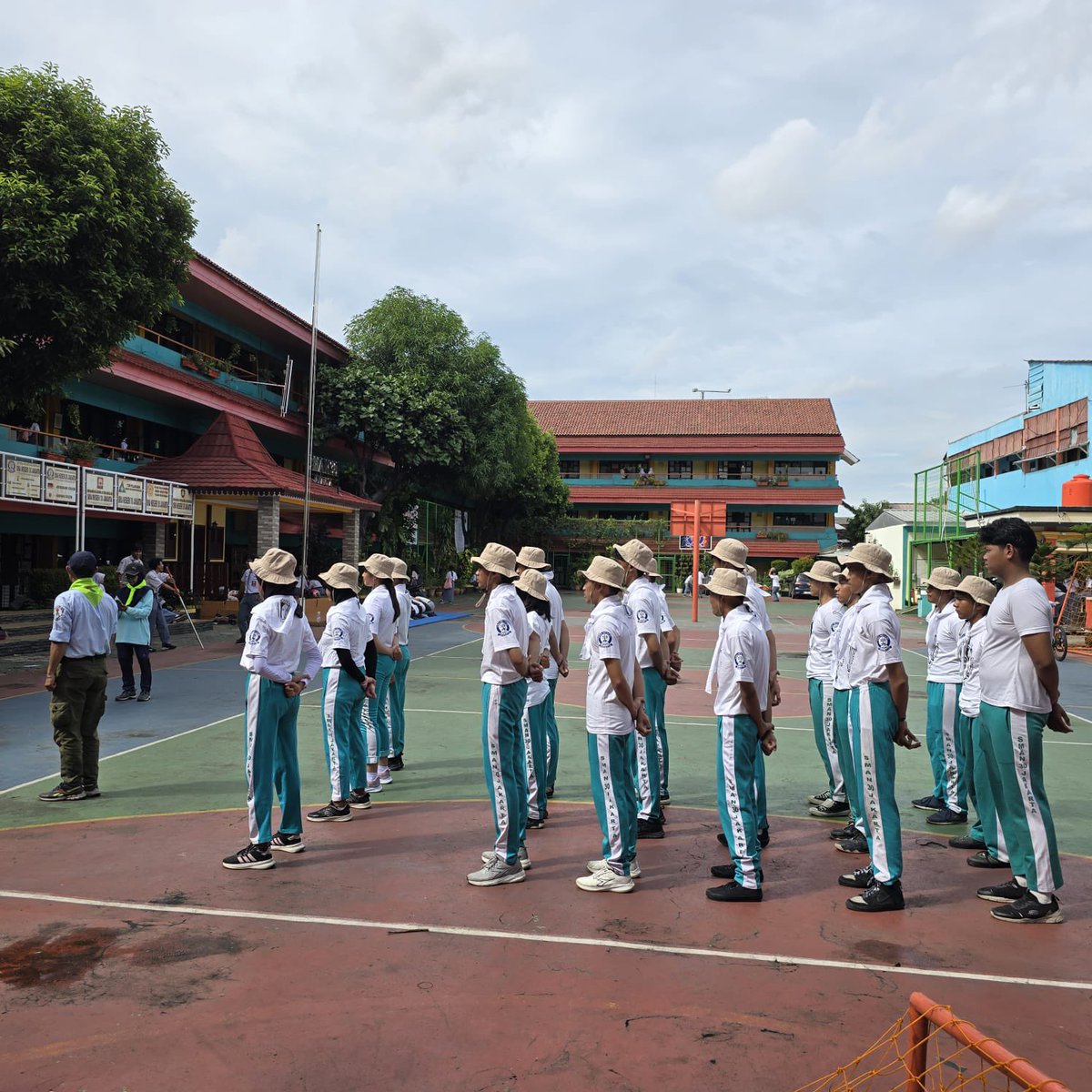 PASA_30's tweet photo. PASA 30 kembali ke Sekolah. Syal Hijau kebanggaan kami kembali ke sekolah Dan suara ini terdengar lagi Hello Genk!!! PASA!! https://t.co/RP9sOa3L84