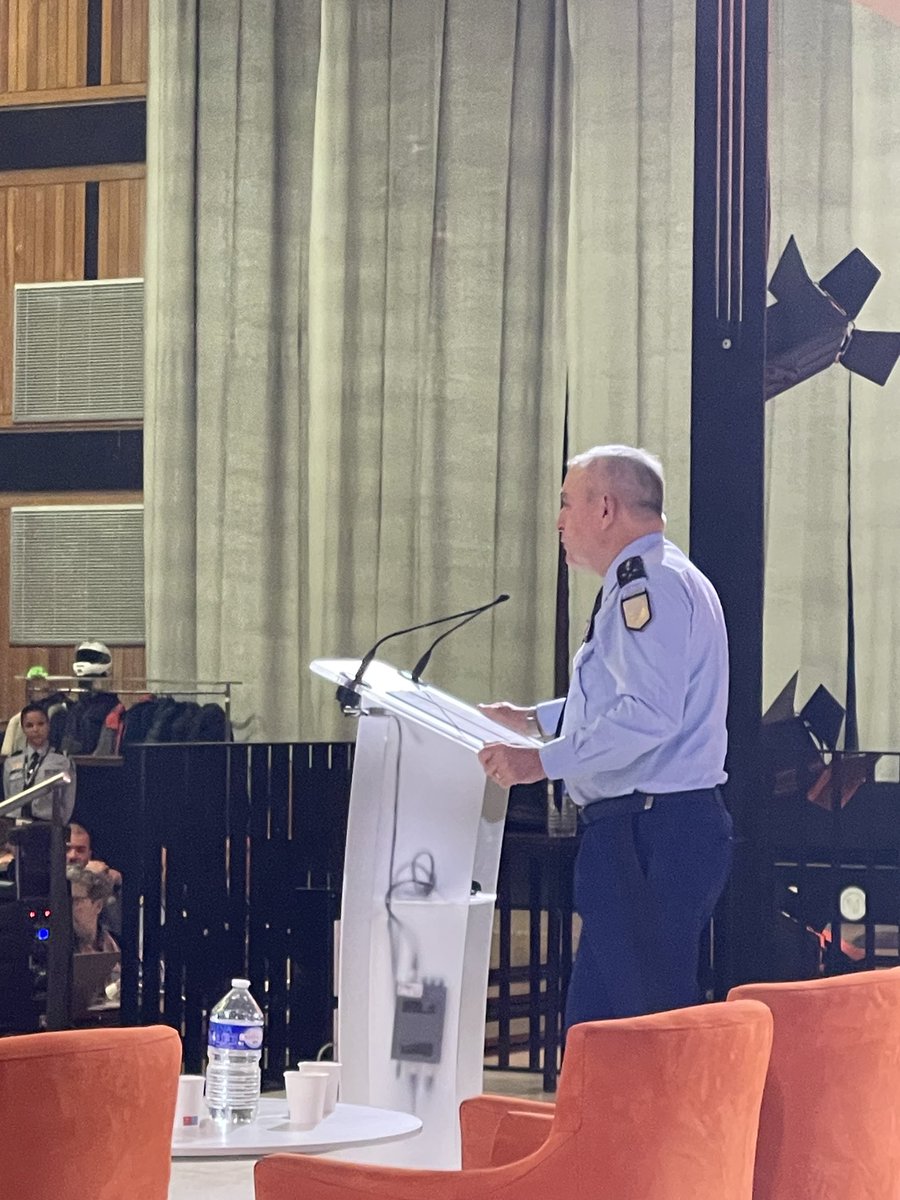 fabrice_almeida's tweet photo. ⁦@AssasUniversite⁩ accueille les réservistes citoyens de ⁦⁦@Gendarmerie⁩ ! Le directeur général Hubert Bonneau fait un point de situation https://t.co/Zq0RBi4zY4