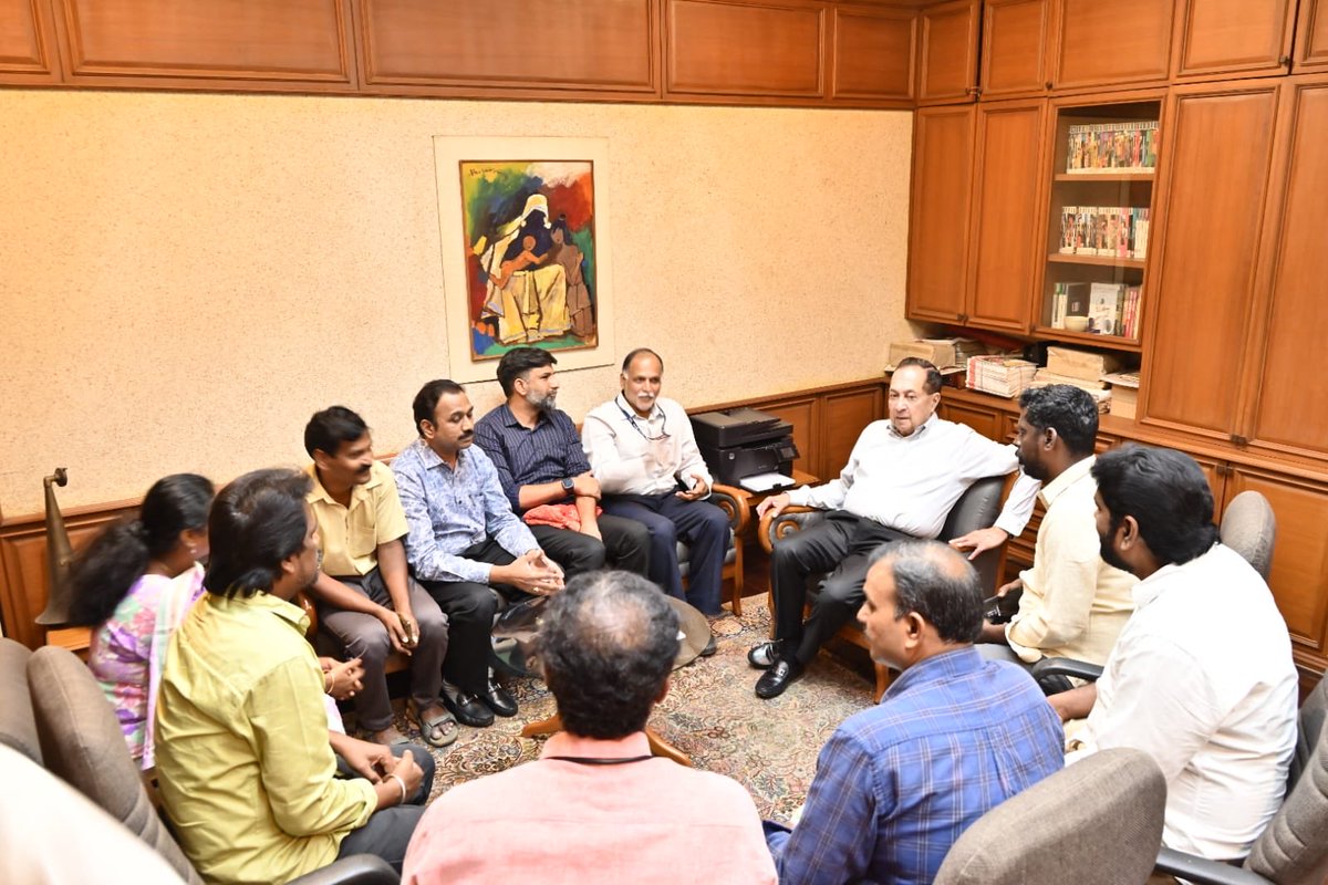 RKRadhakrishn's tweet image. Discussing with @nramind the upcoming #election to the @chennaipressclu with #TeamUnity members. In the background: M.F.Husain painting specially made by the renowned artist for N.Ram @Ahmedshabbir20 @splakshmanan76