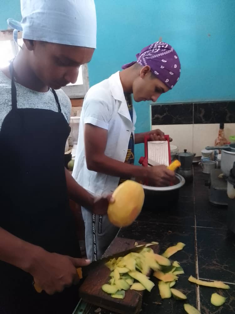 ManifiestoIpa's tweet photo. Examen Final Profesional de la Especialidad Elaboración de Alimentos. Vamos camino al #Futuro #TransformandoEtpCubana @CubaMined @EsquivelJobabo https://t.co/cT506uMRpo