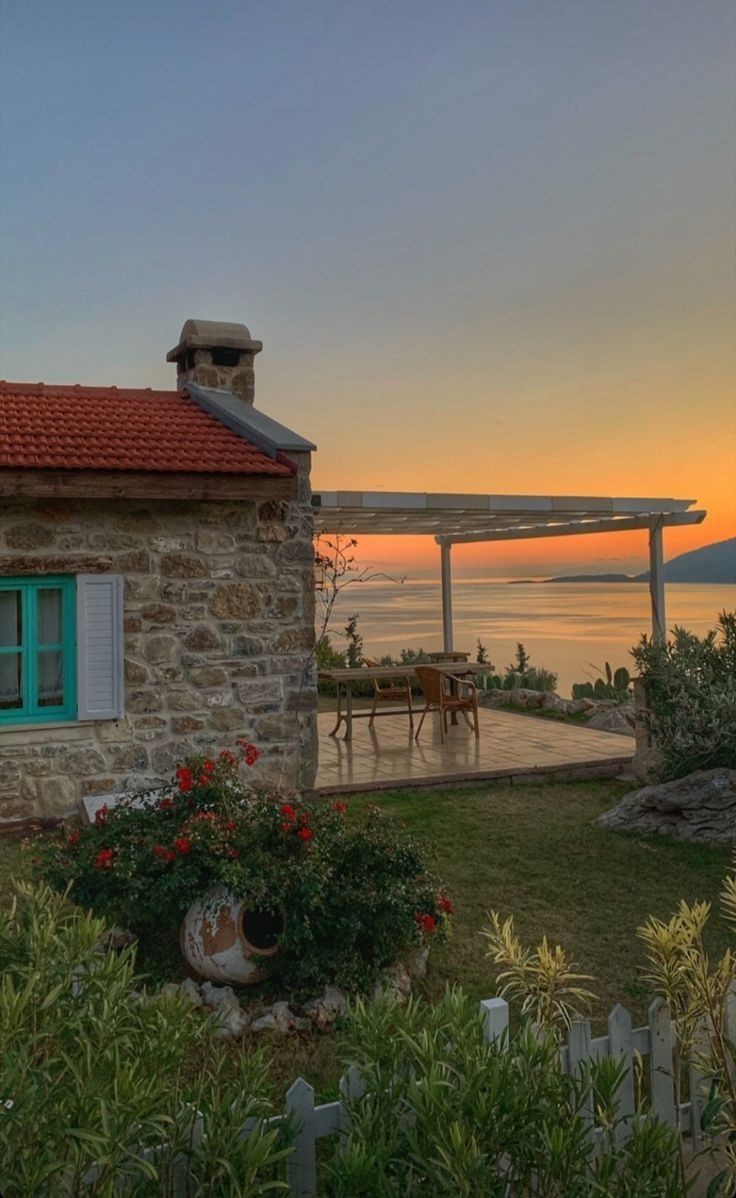 Bahçesinde sevdiklerimizle yemekler yiyip uzun uzun sohbetler edeceğimiz, deniz gören, kendimize ait bir ev...