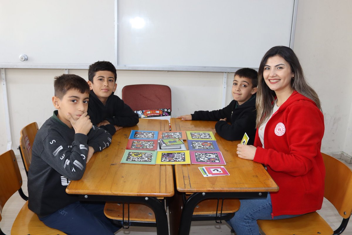 GSB_CeyhanGM's tweet photo. 🎲📚 Şehit Ertan Sevim Ortaokulu'nda #KitapOkumaHalkası Projemizle bir araya gelen gençlerimizle, akıl ve zeka oyunlarıyla dolu harika bir gün geçirdik! 🧠✨

#LookLook, #Skipity ve #Küpler oyunlarıyla hem eğlendik hem de zihinlerimizi geliştirdik! 🔥

#ZekaOyunları https://t.co/ZzZkdFirQ1