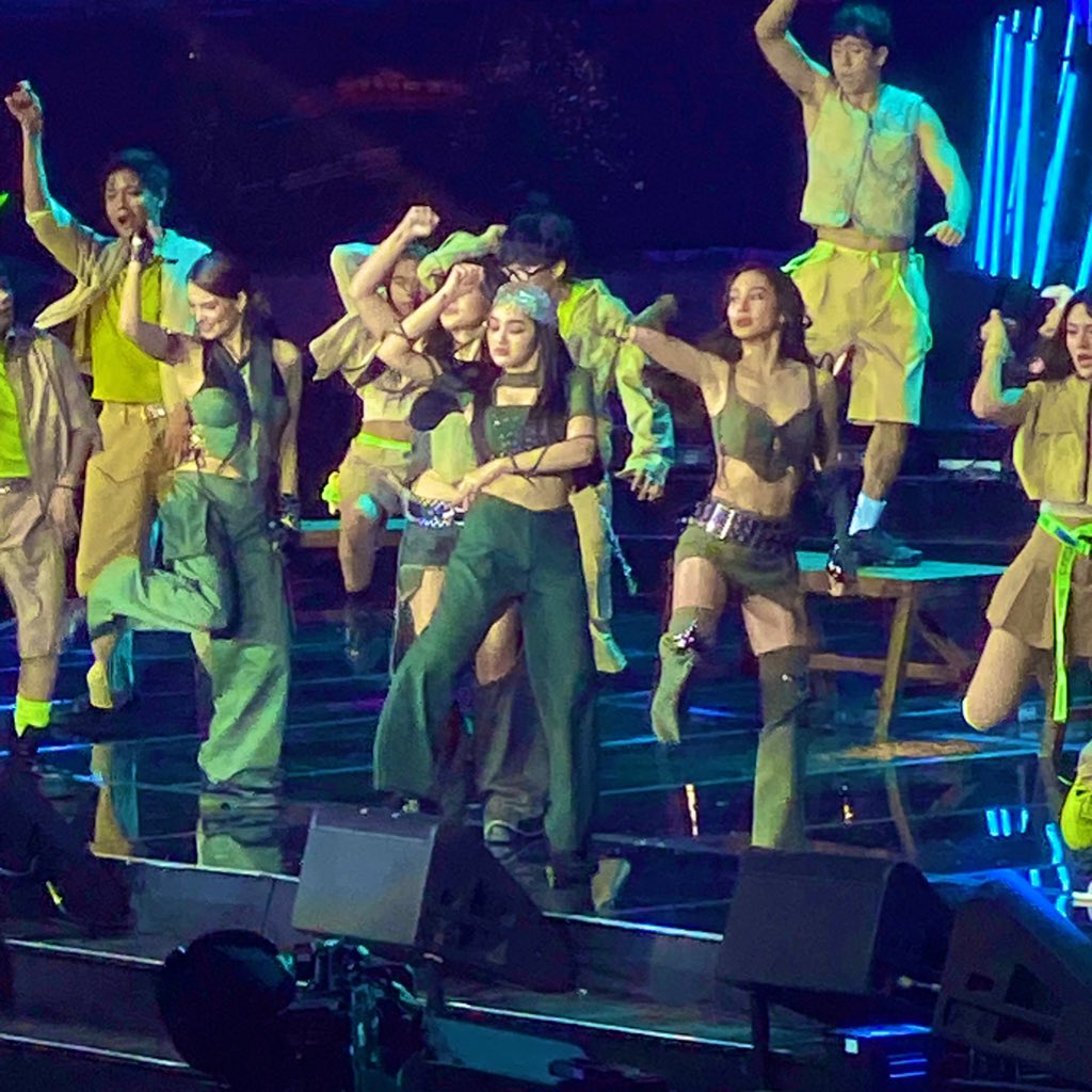 EmmzKw's tweet photo. As always let's follow the leader hehehe she's always at the center

ANDREA SHINING STAR https://t.co/yrSLwWb1sj