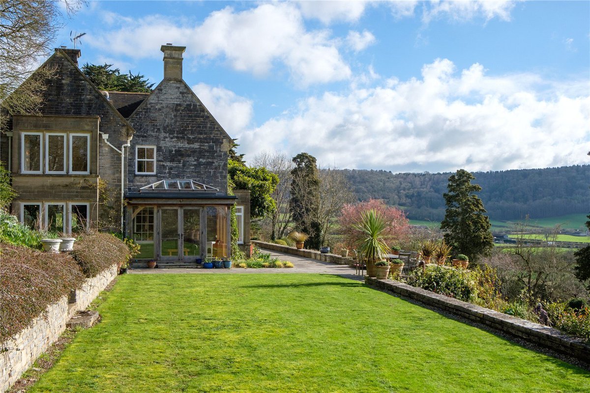 JSSherborne's tweet photo. 🎄🎄🎄

There would be no need to limit the number of guests for your festive celebrations at The Beacon #ComptonDundon #Somerton. There are five bedrooms, various attic rooms and an #annexe at this impressive #countryhouse! Guide price £1,800,000.

https://t.co/KRJ5ETCBi9 https://t.co/pOSV7ughQR