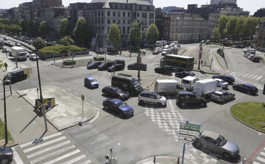 MarieMerode's tweet image. Comme si c'était pas encore assez le bordel à #Yser, le tonto @DavidWeytsman du MR veut encore y rajouter des bagnoles. Tout pour ses copains du Brabant-Wallon. Il s'en fout des Bruxellois et des poumons de nos (petits) enfants à #Bruxelles