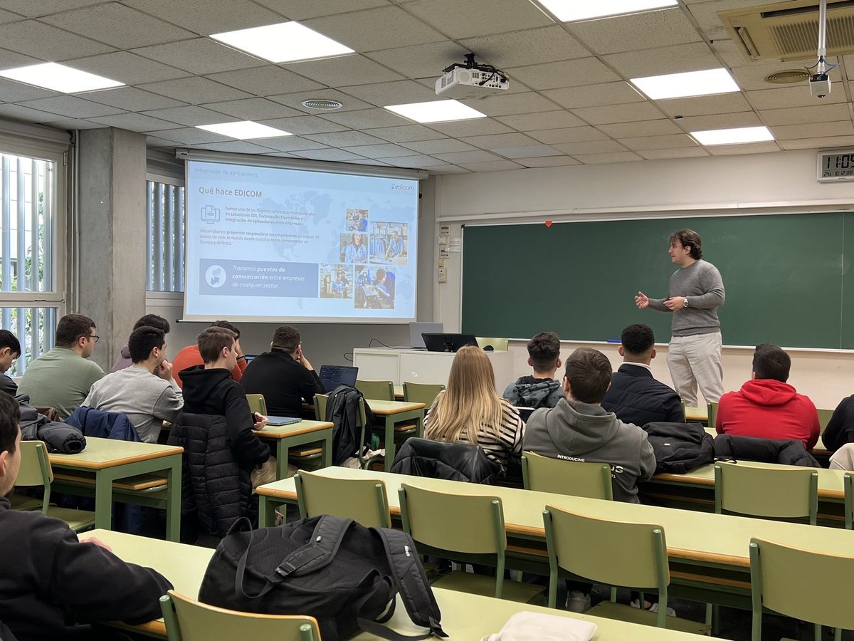 edicomgroup_HR's tweet photo. Continuamos la mañana con la @etsinfupv 🤗, ahora en la asignatura de ‘Integración de Aplicaciones’.
César Picó, Director de Consultoría, les explica cómo nuestros proyectos de integración de software conectan empresas de todo el mundo y de cualquier sector. 🌏
#TopTechTalent https://t.co/vOZTHKkfUa