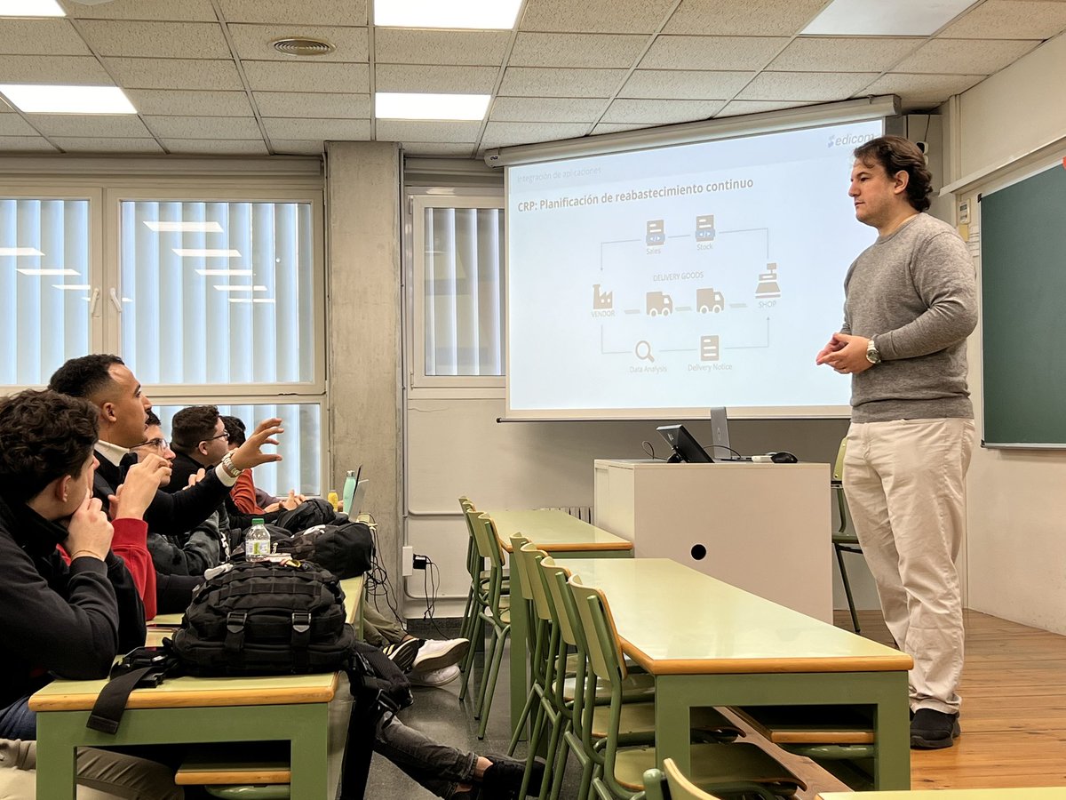edicomgroup_HR's tweet photo. Continuamos la mañana con la @etsinfupv 🤗, ahora en la asignatura de ‘Integración de Aplicaciones’.
César Picó, Director de Consultoría, les explica cómo nuestros proyectos de integración de software conectan empresas de todo el mundo y de cualquier sector. 🌏
#TopTechTalent https://t.co/vOZTHKkfUa