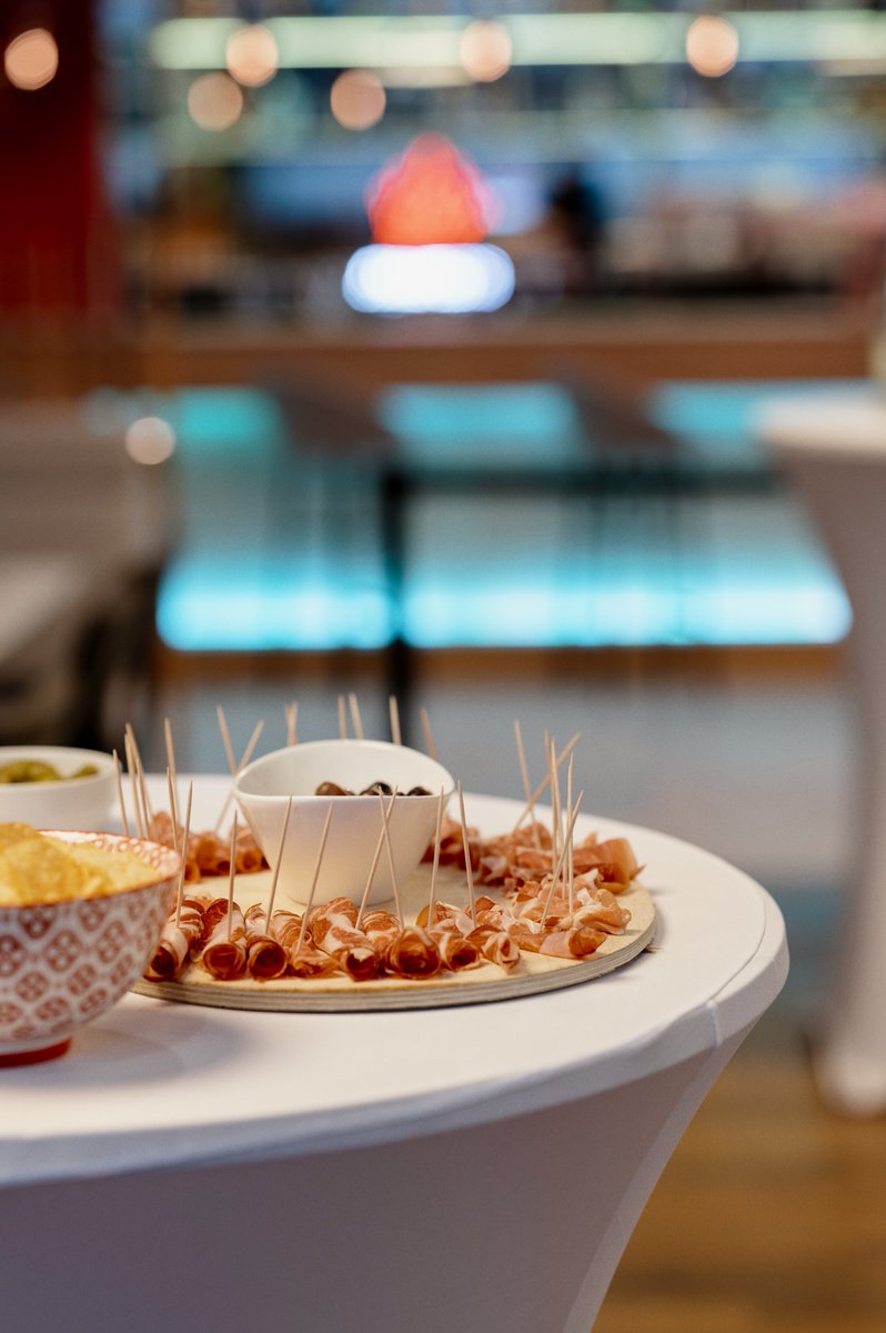 amanthos1's tweet photo. Das erste Amanthos-Event war ein voller Erfolg.

Am Freitag, den 6. Dezember, versammelten wir uns im Hotel prize Affoltern, um das Jahr gemeinsam mit dem Team und geschätzten Partnern ausklingen zu lassen. 

Bei erfrischenden Drinks, köstlichem Catering und einer entspannten Atmosphäre haben wir den Abend genutzt, um uns auszutauschen und die Zusammenarbeit in einem ungezwungenen Rahmen zu feiern. 

Solche Momente sind selten – und genau deshalb sind sie so wertvoll: für ehrliche Gespräche, gegenseitige Inspiration und die Entstehung neuer Ideen. 

Vielen Dank an alle, die diesen Abend so besonders gemacht haben!

#AmanthosInternational #Networking #Hospitality #BetterTogether