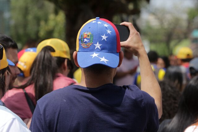 VeronicaWelkner's tweet photo. ¿Naciste en Chile? No.
¿Tus padres son chilenos? No.
¿Tus abuelos eran chilenos? No. 
Entonces no eres chileno.
#Fin https://t.co/bylI22MqF1
