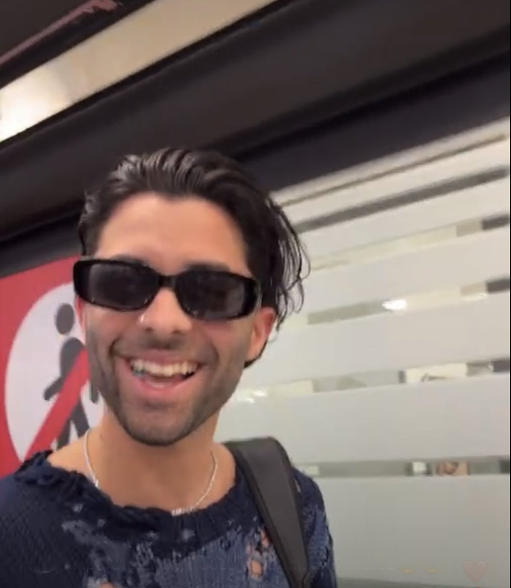 Mi nene cómo solista , viajando solo , con su temazo , sus entrevista y TEMAZO!! . No puedo masssssss😍