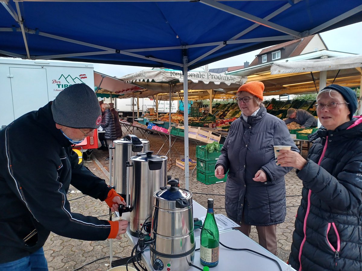 Treffpunkt Dienstagsmarkt in Alt-Schwalbach: Noch bis ca. 13 Uhr  bietet das Ehepaar Lehmann heute heißen Winzer-Glühwein an - rot, rosé und alkoholfrei. Der kleine Markt mit aktuell drei Ständen findet am Dienstagvormittag auf dem Parkplatz Pfingstbrunnenstraße statt.