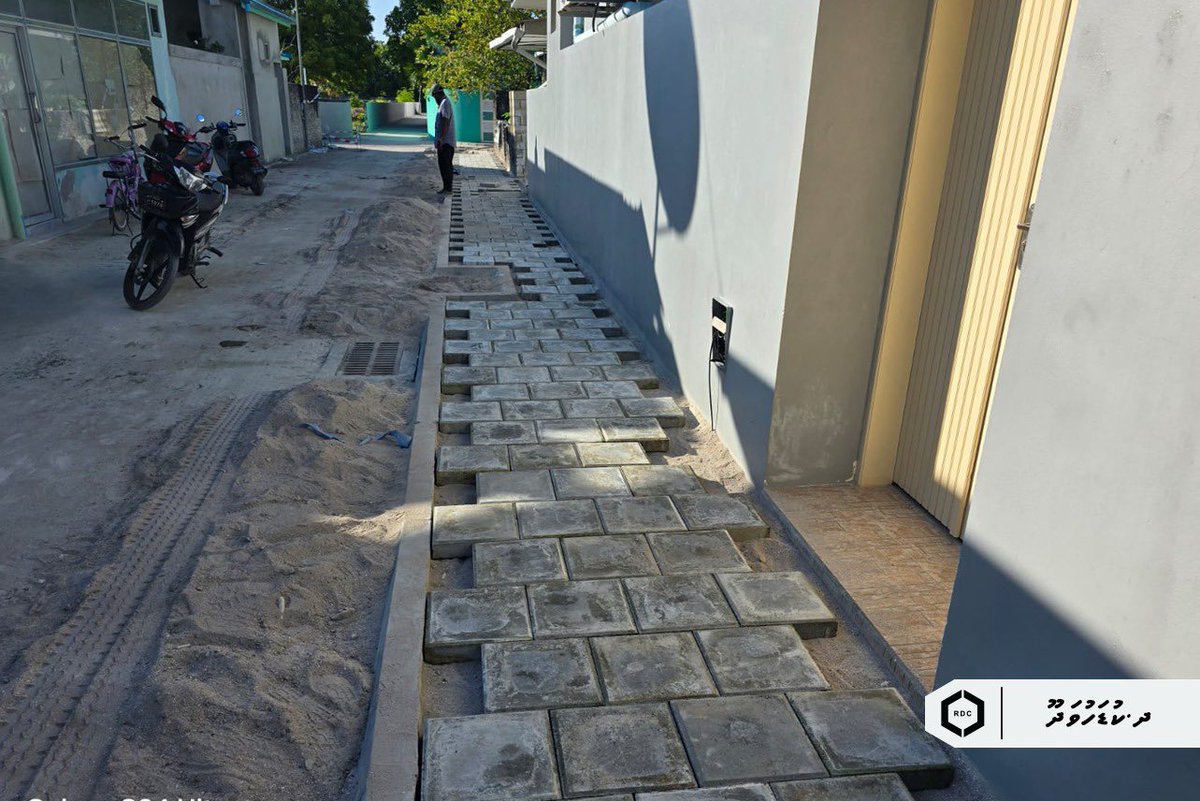 rdcmaldives's tweet photo. ދ. ކުޑަހުވަދޫ މަގު ހެދުމުގެ މަޝްރޫއުގެ ދަށުން ފަރީދީ މަގުގައި ކޯނަރ ކާރބް ޖެހުމުގެ މަސައްކަތުގެ އިތުރުން މޫނިމާ މަގުގައި ދުވާރުގެ މަސައްކަތް ވެސް ދަނީ ކުރަމުން.

#TeamRDC https://t.co/W1XVR7WgKG