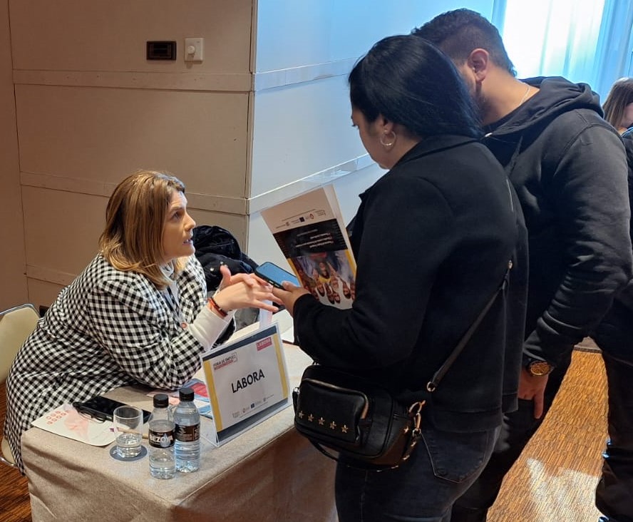 GVAlabora's tweet photo. #Labora y @EuresSpain han participado en la 2ª Feria de Economía Sostenible, #Empleo y Nuevos Yacimientos para población Inmigrante y en riesgo de exclusión. 
⬆️Talleres, charlas y multitud de empresas han recogido curriculums.  #Somlabora https://t.co/0aHtplEFDe