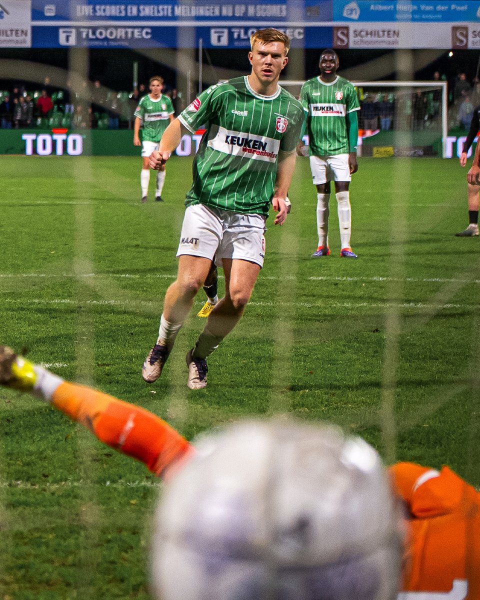 fcdordrechtnl's tweet photo. 𝐒𝐂𝐎𝐎𝐑 je halve seizoenkaart en 𝐉𝐔𝐈𝐂𝐇 FC Dordrecht naar de overwinning toe!

🎟️ https://t.co/WC8TV7uZvX

#FCDordrecht #DordtseTrots https://t.co/VHG4X9wS0i