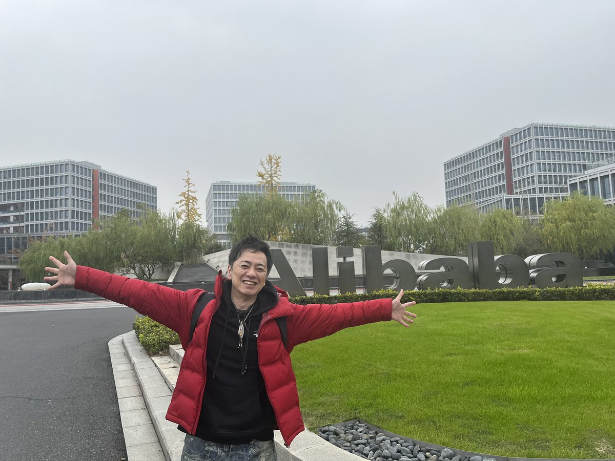mizuta_munenori's tweet photo. 今回は中国輸入代行会社のCKBさんの招待で杭州にいってきた。

単なる輸入代行会社の枠を超えて日本の5年先を行く中国のECを体感できるツアーを組んでいただき、IT革命の時にシリコンバレーに学んだように、これからは杭州と仲良くする事がネットショップ運営業者の未来につながると思った。

杭州の人たちは友好的で反日、抗日の雰囲気なんて全くないです。

杭州を軸に当社の物販事業は展開、発展していく事を決めた。
