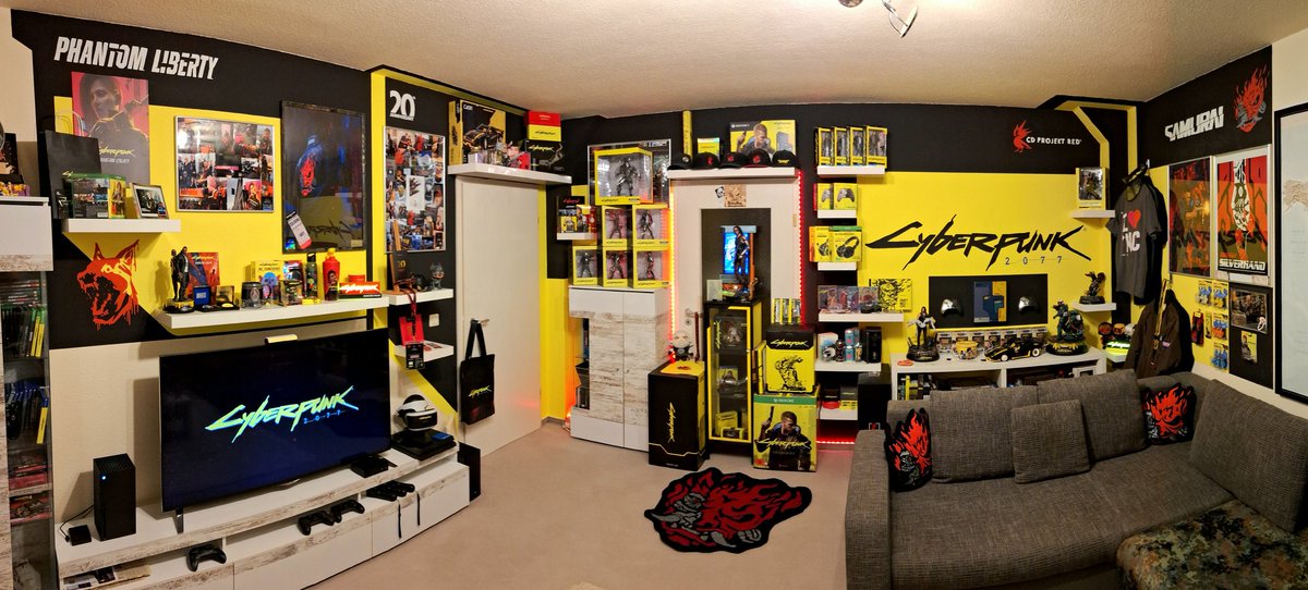 TRettsch's tweet image. Zum vierten Geburtstag alles Gute @CyberpunkGame 😘

Vier Jahre ist es schon her, dass #Cyberpunk2077 erschienen ist und noch immer laufe ich staunend durch Night City, wenn ich einen neuen Spieldurchgang starte oder meinen eigenen #Cyberpunk2077 Schrein im Wohnzimmer betrete🥹