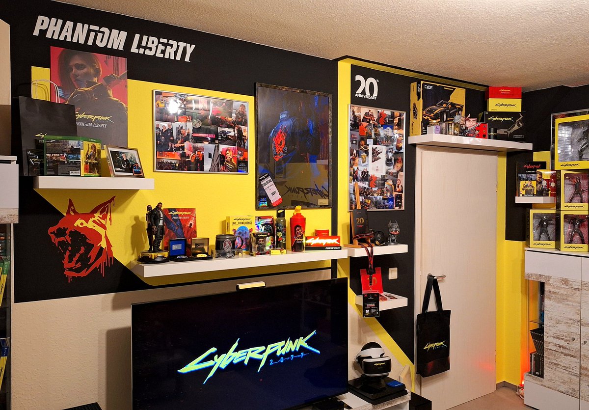 TRettsch's tweet image. Zum vierten Geburtstag alles Gute @CyberpunkGame 😘

Vier Jahre ist es schon her, dass #Cyberpunk2077 erschienen ist und noch immer laufe ich staunend durch Night City, wenn ich einen neuen Spieldurchgang starte oder meinen eigenen #Cyberpunk2077 Schrein im Wohnzimmer betrete🥹